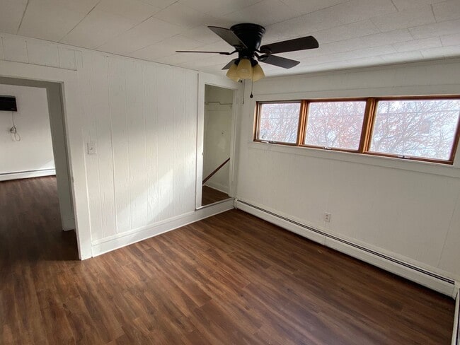 Building Photo - 3 Bedroom house available for pre lease