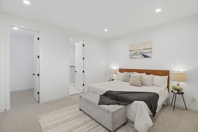 Building Photo - 5824 N Lincoln Ave