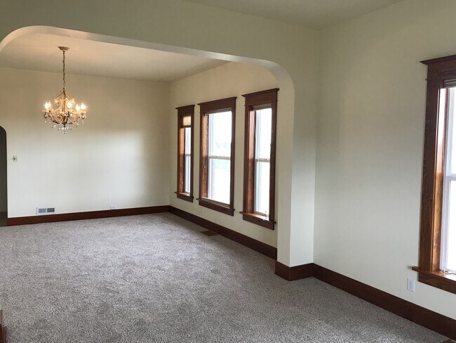 Building Photo - One of a kind ranch home with lake mountain views!