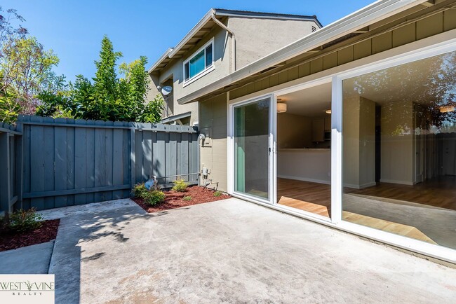 Building Photo - Beautiful 2 Bedroom Condo | Attached Garag...