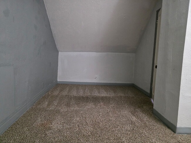 Building Photo - Charming 2-Bedroom, 1-Bathroom Home with views of Downtown Des Moines