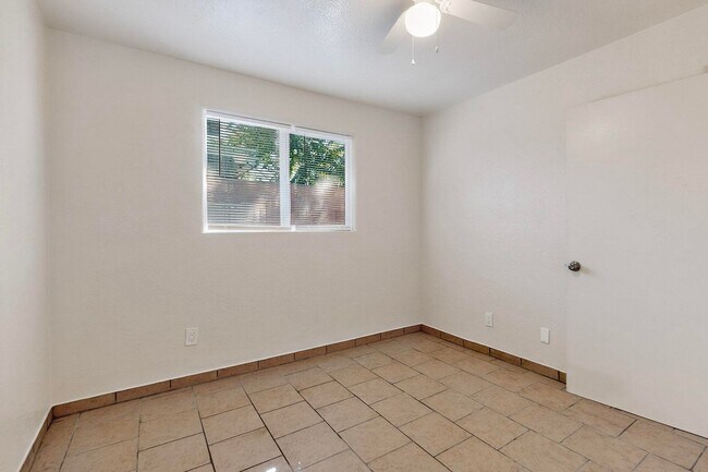 Building Photo - 540 Cardenas Dr SE