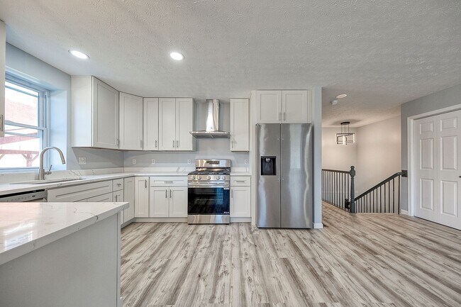 Building Photo - Grand Ave Duplex