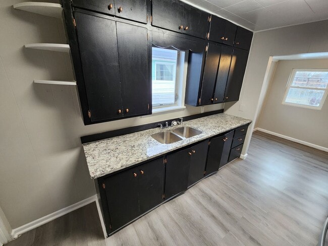 Building Photo - Spacious 3-Bedroom, 1-Bathroom Home AVAILABLE NOW!!