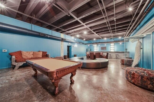 Building Photo - 705 Main St