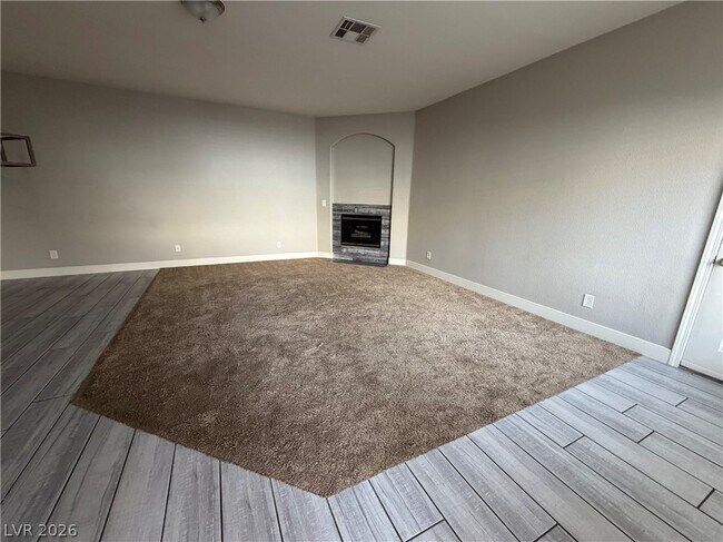 Building Photo - 1900 N Torrey Pines Dr