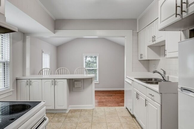 Building Photo - 2 Bed, 2 Bath in the Garden Homes neighborhood of Greensboro!