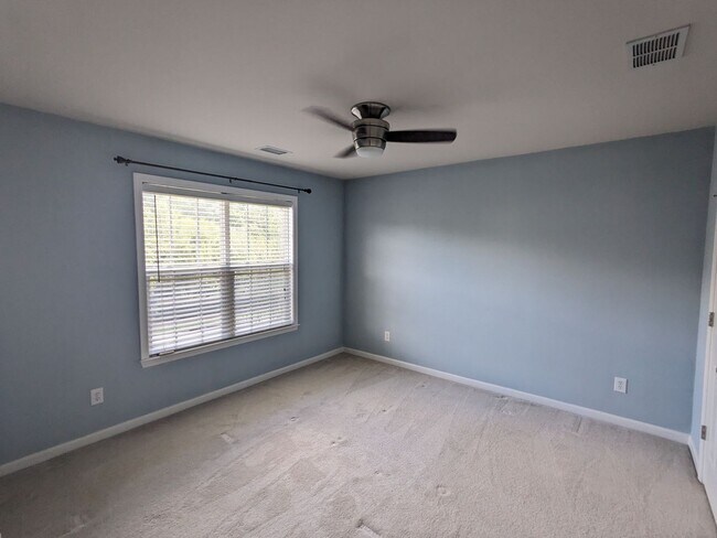 Building Photo - Spacious 5-Bedroom, 3-Bath Home with Excep...