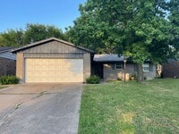 Building Photo - 3 bed - 1 bath - HUGE backyard