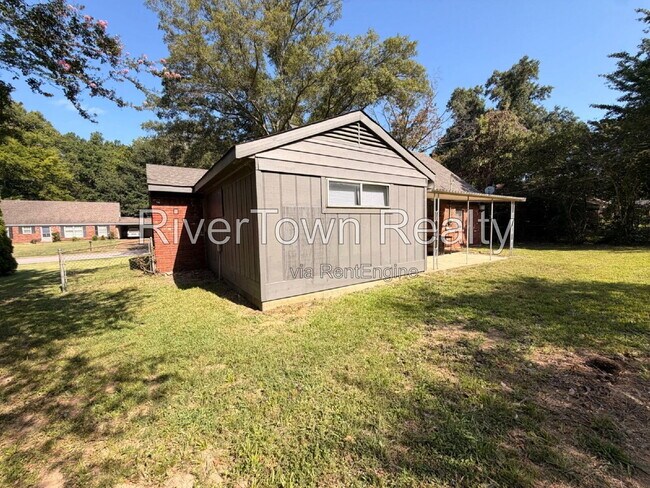 Building Photo - 2884 Spring Hill Dr