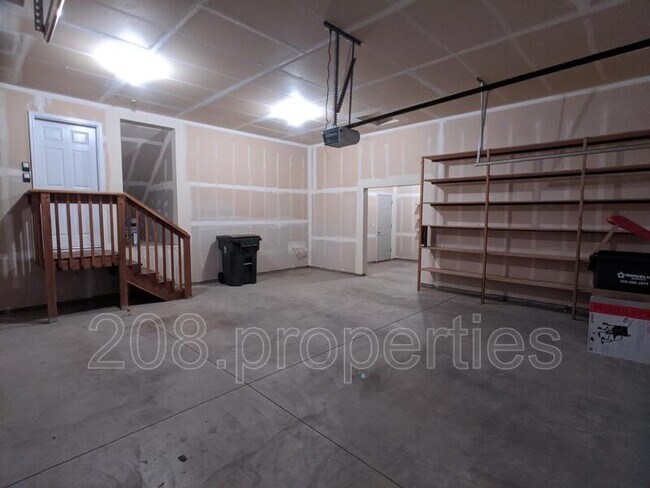 Building Photo - 611 N Kayden Way