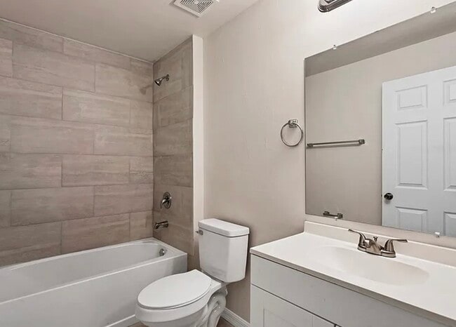 Building Photo - 116 SE 2nd Ave