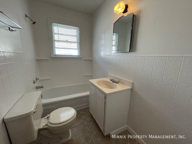 Building Photo - 310 SW 42nd Ave