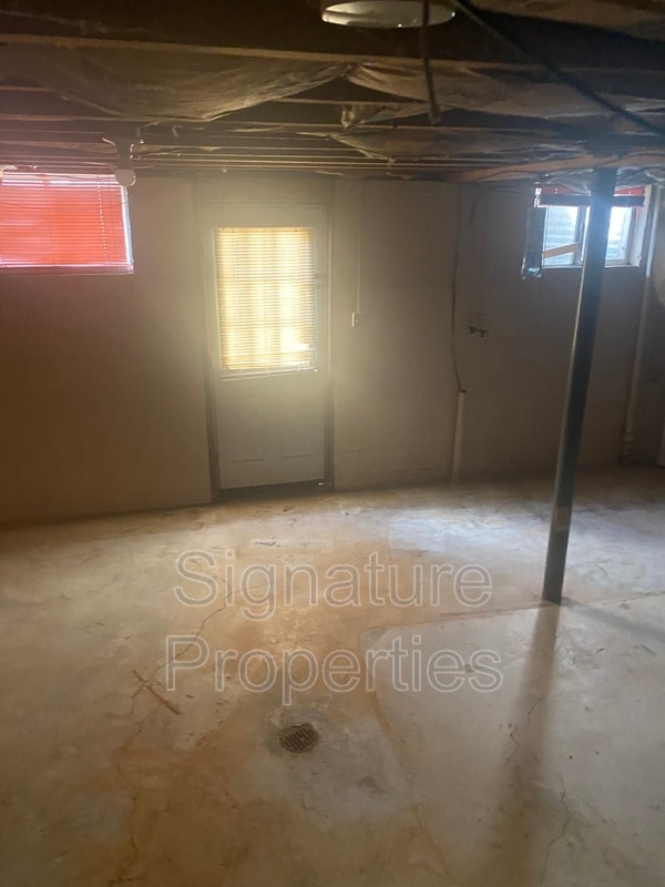 Building Photo - 827 Kerns Ave SW