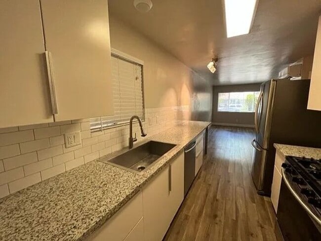 Building Photo - 410 W 9th St