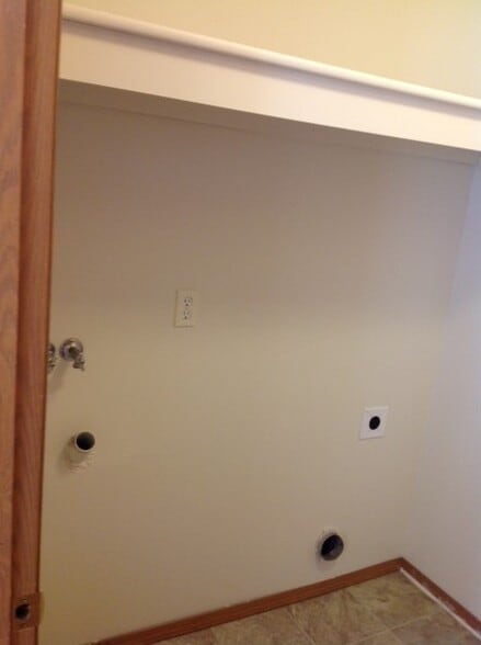 Washer Dryer Hook Up - 935 College Ln NE