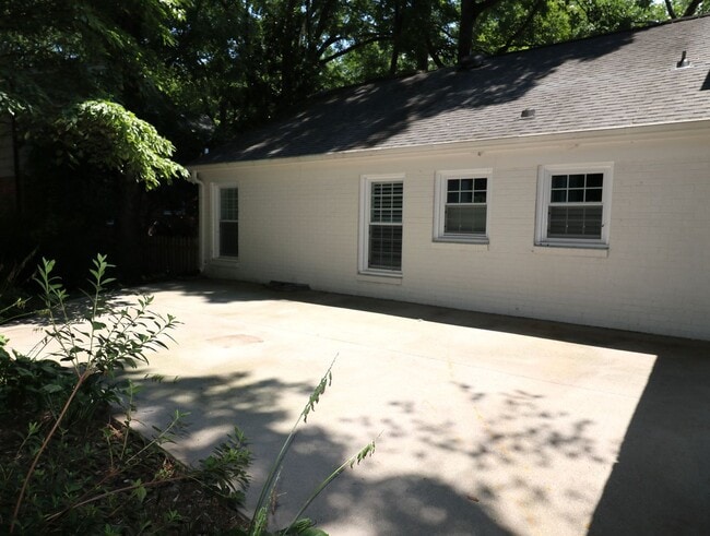 Building Photo - 2833 Wesleyan Ln