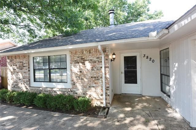 Building Photo - 3820 7 Gables St