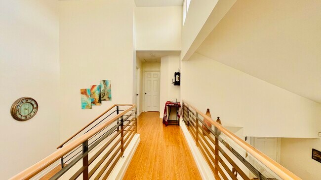 Upstairs - 2501 Avenita Alpera