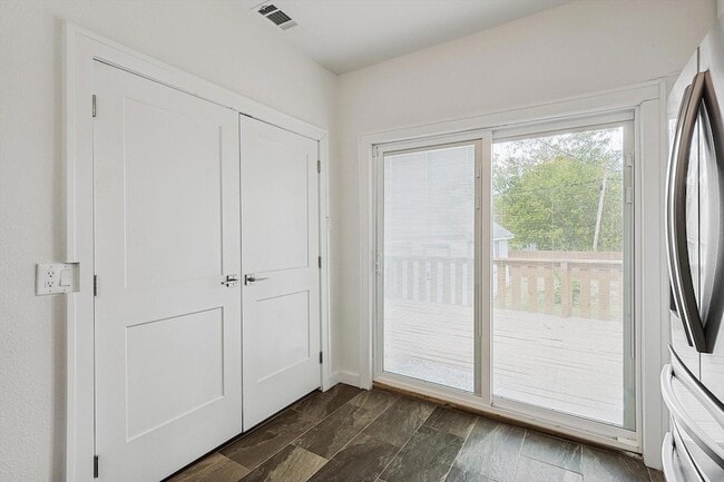 Building Photo - 5620 Richmond Ave