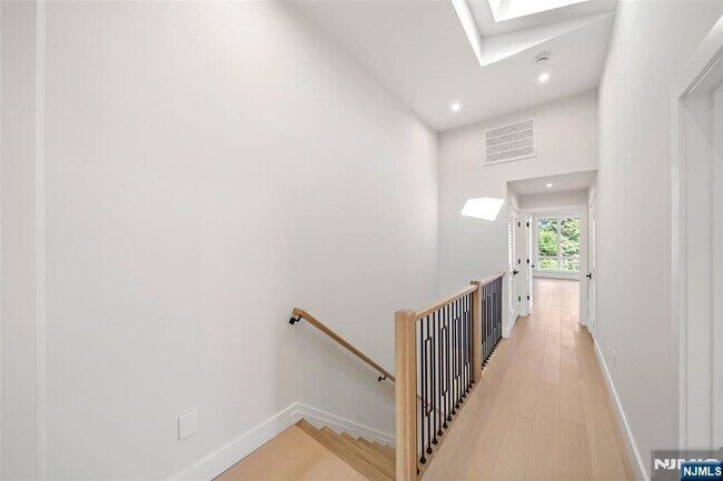 Building Photo - 450 N 10th St
