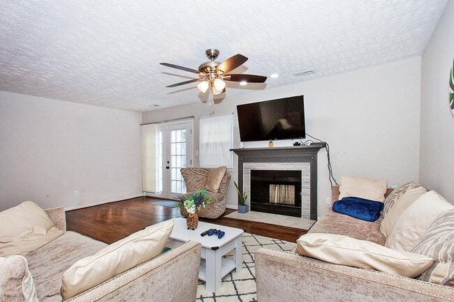 Building Photo - Spacious Williamsburg Townhome with Modern...