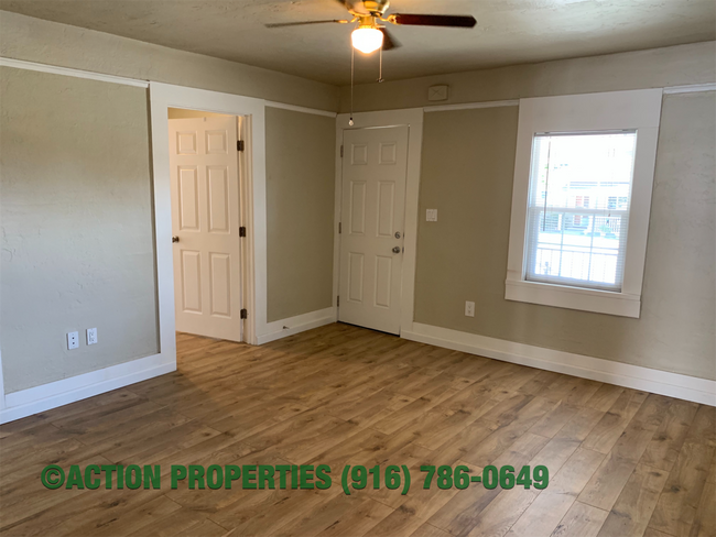 Building Photo - Central Roseville Bungalow 2 bedroom 1 Bat...