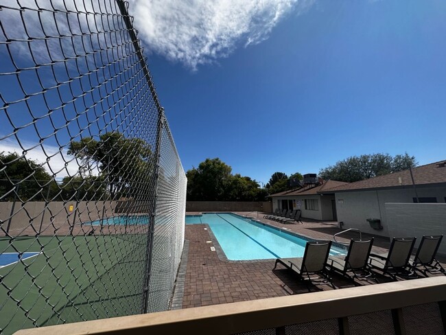 Building Photo - Great 2 Bedroom Townhouse Near UNLV!