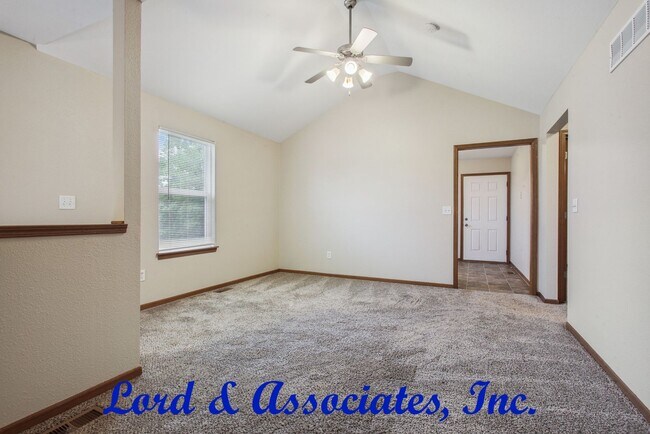 Building Photo - 1210 NW Willow Dr