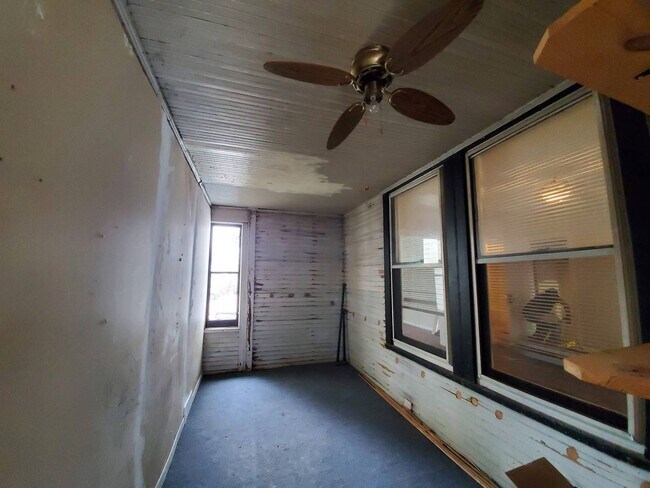Building Photo - Ginormous 6 Bed Single Family Home | Main Level Laundry | Appliances Included | Rear Deck & Front...