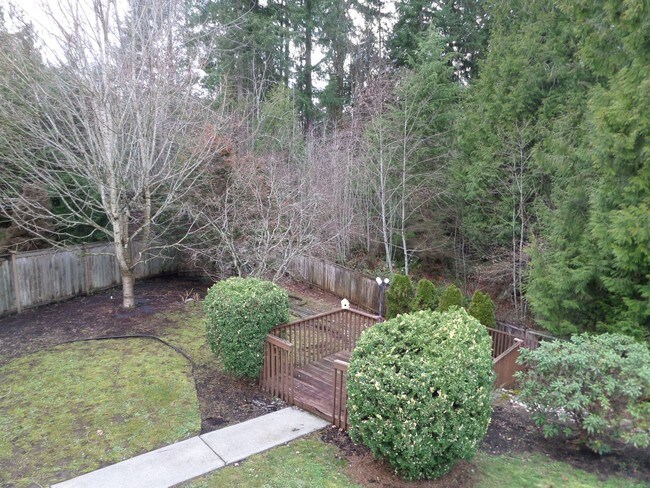 Building Photo - Large 3-Bedroom House w/New Carpet in Grea...