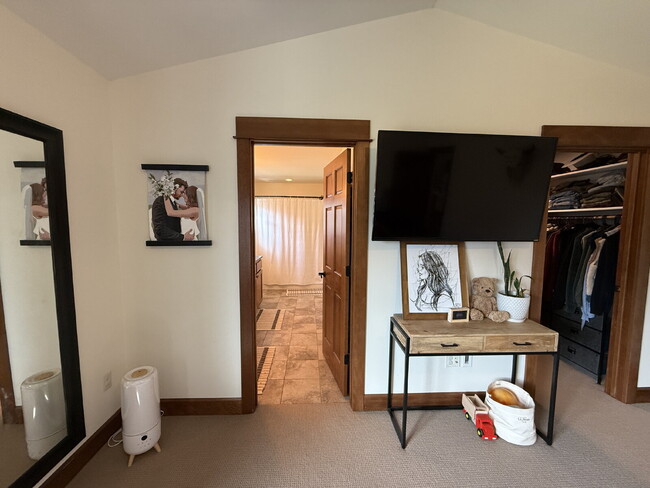 Building Photo - Stunning Single Level Home with Sprawling Fenced Yard