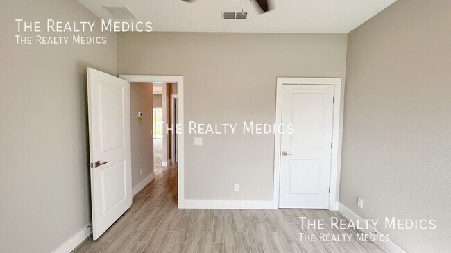 Building Photo - 256 Gladiola Ct