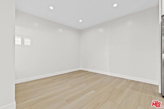 Building Photo - 330 E Dryden St