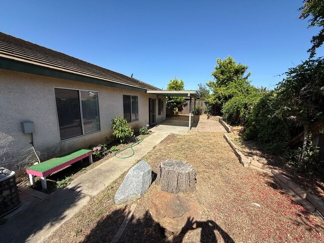 Building Photo - Single story in Modesto!