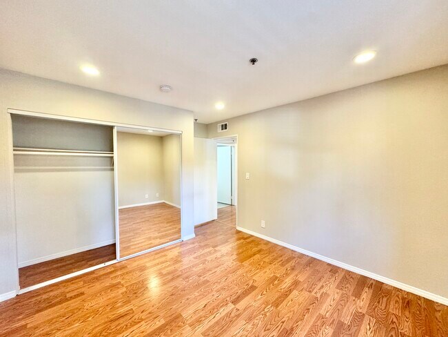 Building Photo - 102 N Clark Dr