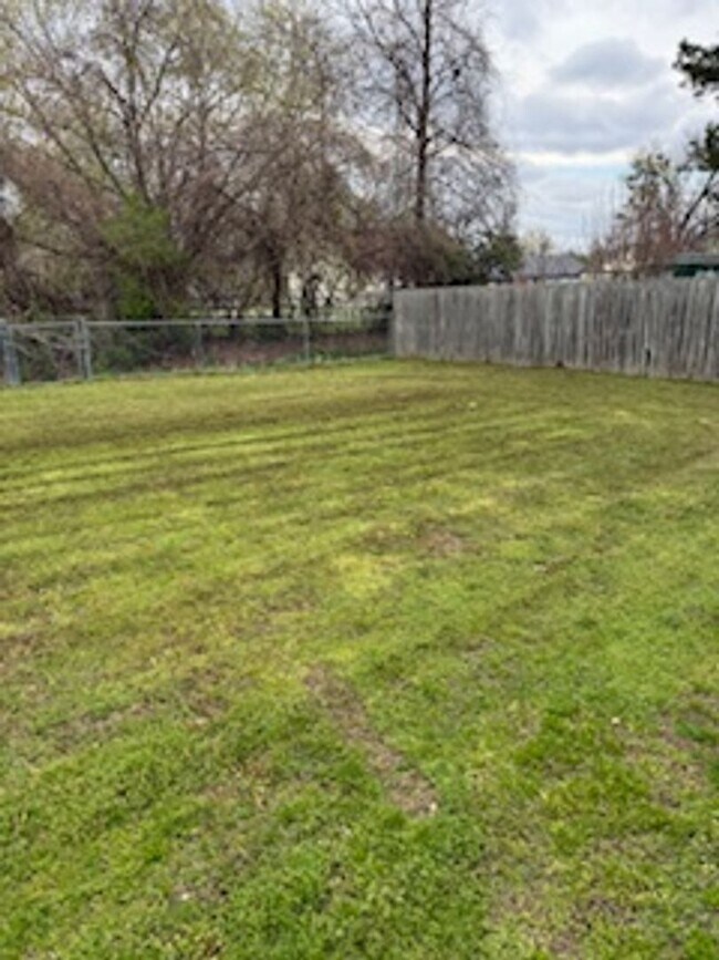 Building Photo - Newly updated with Fresh Paint/Flooring and Appliances