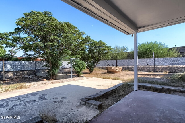 Building Photo - 10000 Jamaica St