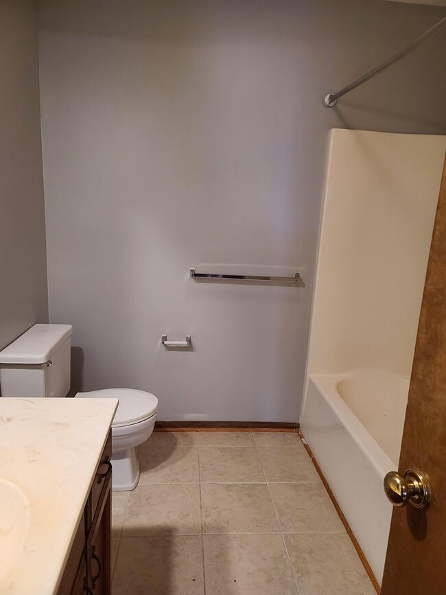 Building Photo - 2 Bedroom 1.5 Bath Townhome