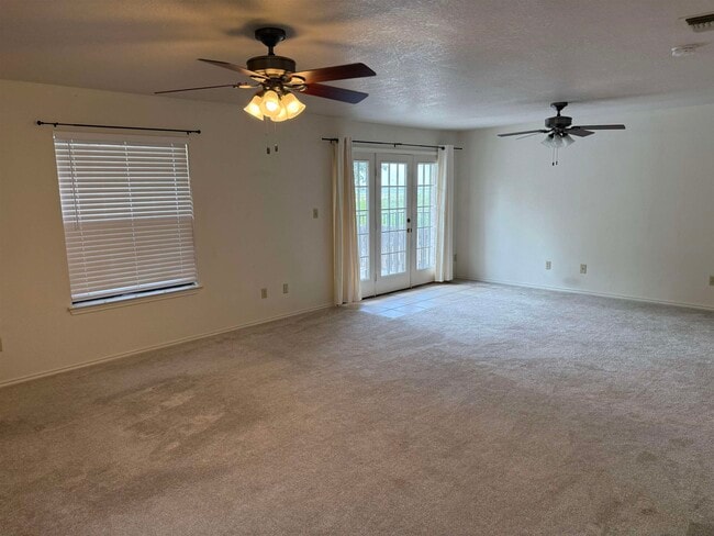 Building Photo - 737 Lago Vista Dr