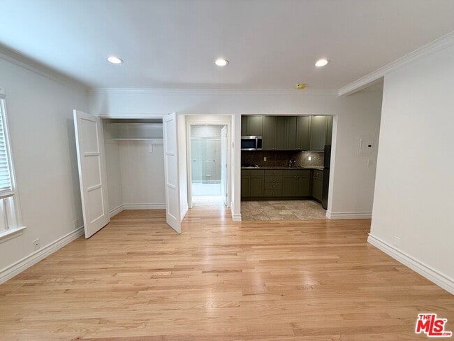 Building Photo - 204 S Reeves Dr