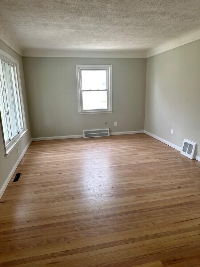 Building Photo - 638 E Tennyson Ave
