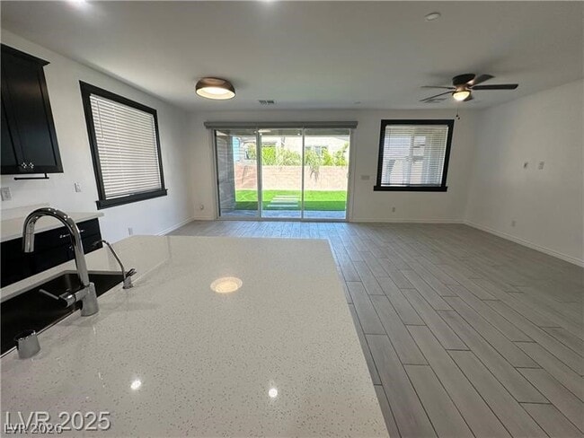 Building Photo - 9565 Camelback Crk Dr