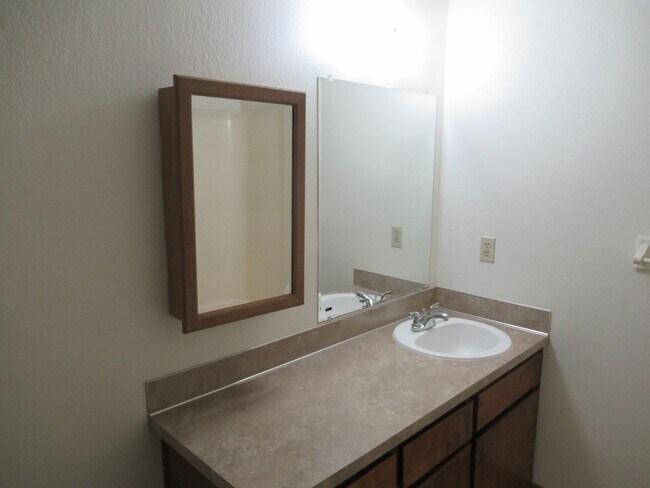 Building Photo - Two Bedroom Townhouse in Quiet Neighborhood