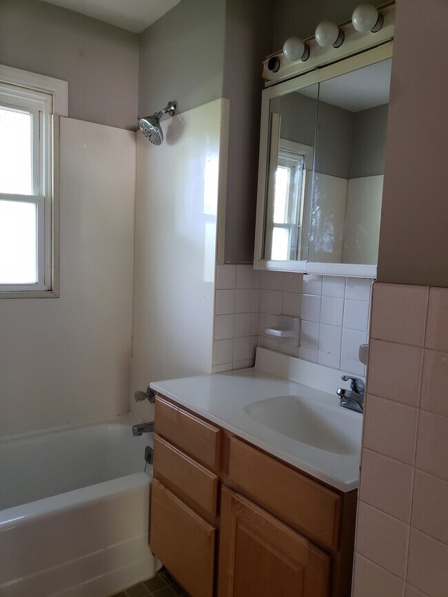 Building Photo - 1607 Cornell Dr