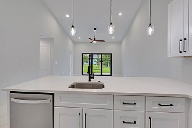 Building Photo - 2023 Duplex All tiled - 3 Bedroom Plus Den/2 Bath & 2 car Garage