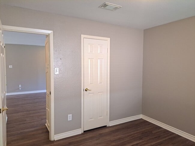 Building Photo - 3 Bedroom / 2 Bath / 2 Car Garage