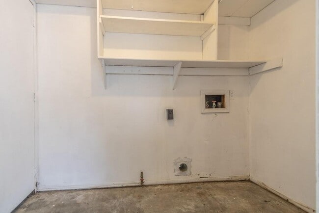 Building Photo - 8110 Exmoor Dr