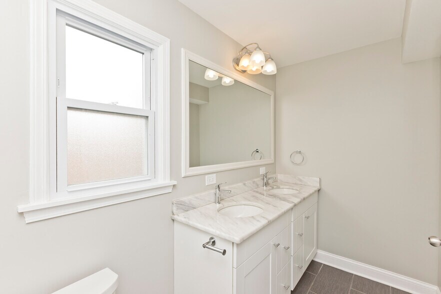 Building Photo - 1324 Byron W St