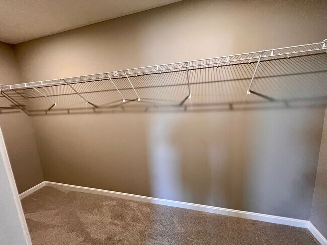 Building Photo - Imperial - 3 Bedroom 2.5 Bathroom - Large ...